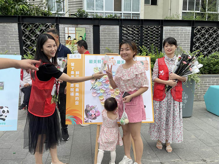 志愿者为市民送花。大梁村委会供图