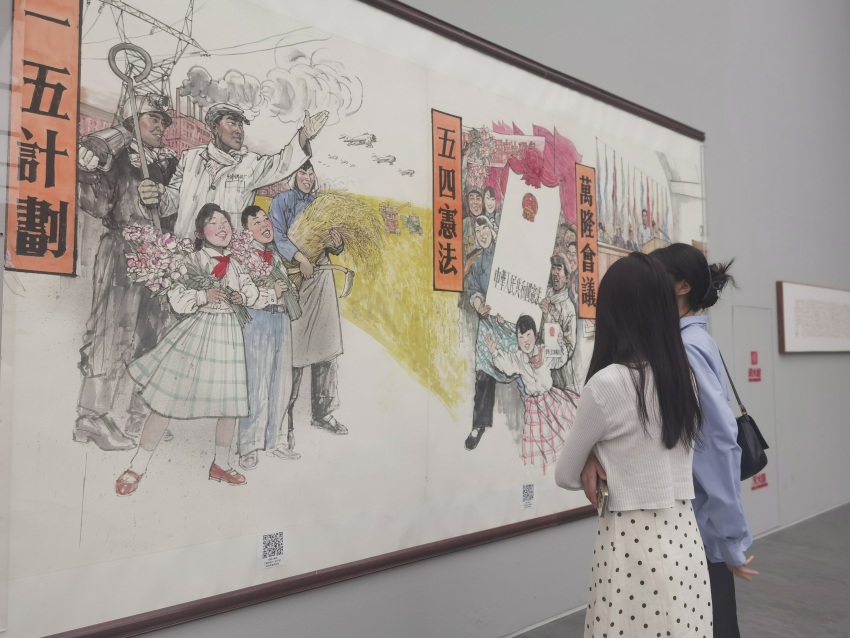 正在观看展会的市民。海南省文学艺术界联合会供图