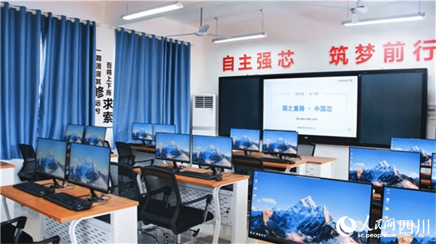 飞腾信息技术有限公司捐赠建设的信创教室。赵波摄