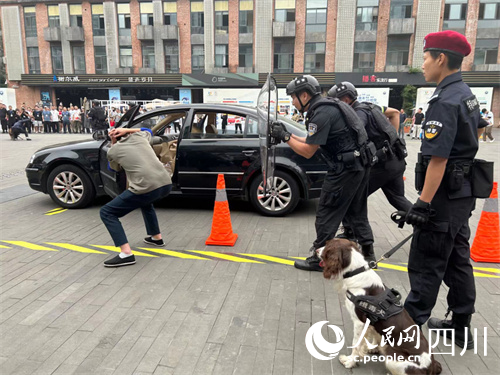 辑毒演练。人民网记者 李平摄
