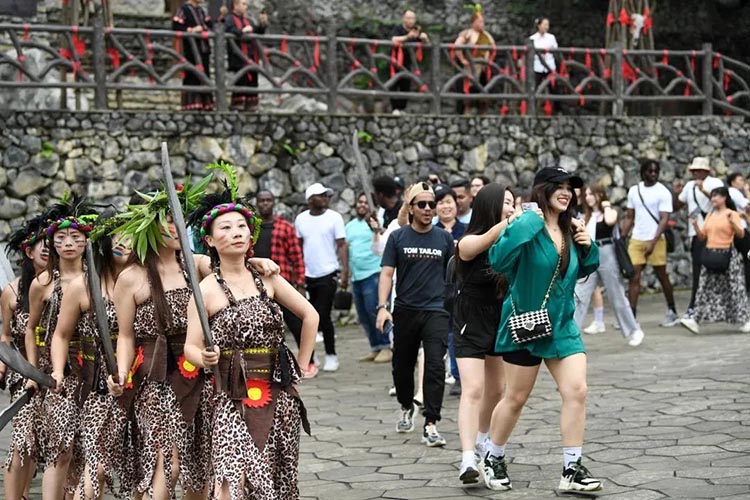参与当地文化表演。兴文石海景区供图