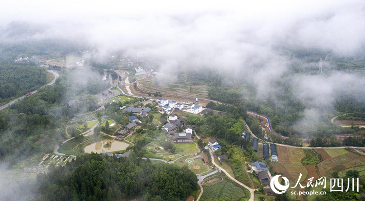 雲霧下的美麗村庄。李自公攝