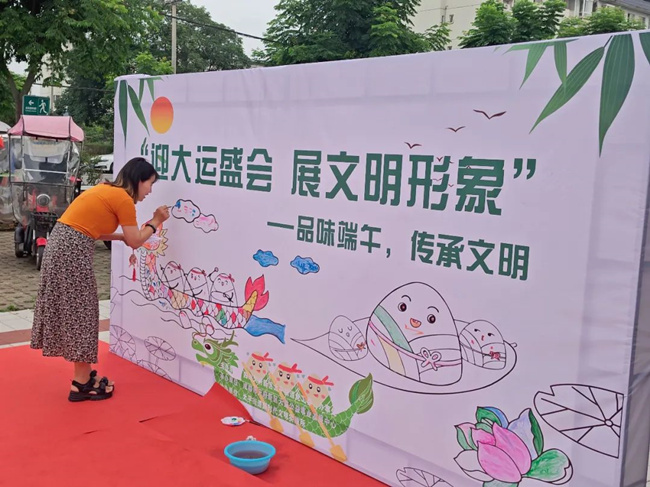 一筆筆畫出自己心中的端午節。太平街道供圖