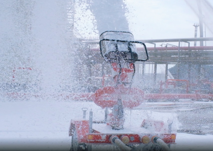 暴雪泡沫喷射器具正在喷射中倍数泡沫。四川省消防救援总队供图