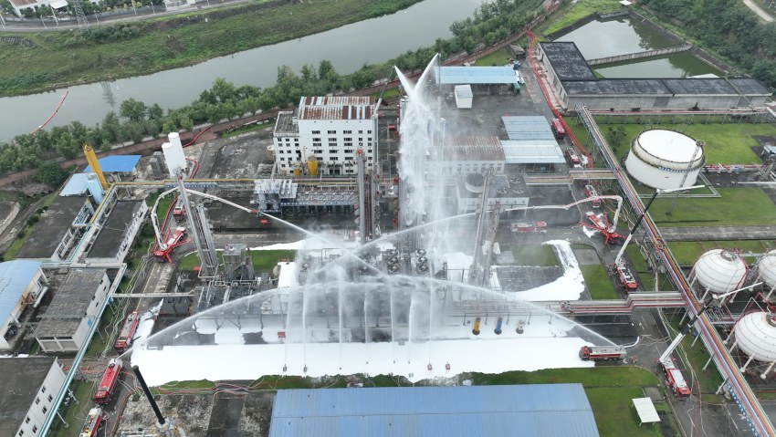 演练现场利用高喷车、移动炮等高精尖装备对“火场”进行上、中、下三层夹击。四川省消防救援总队供图