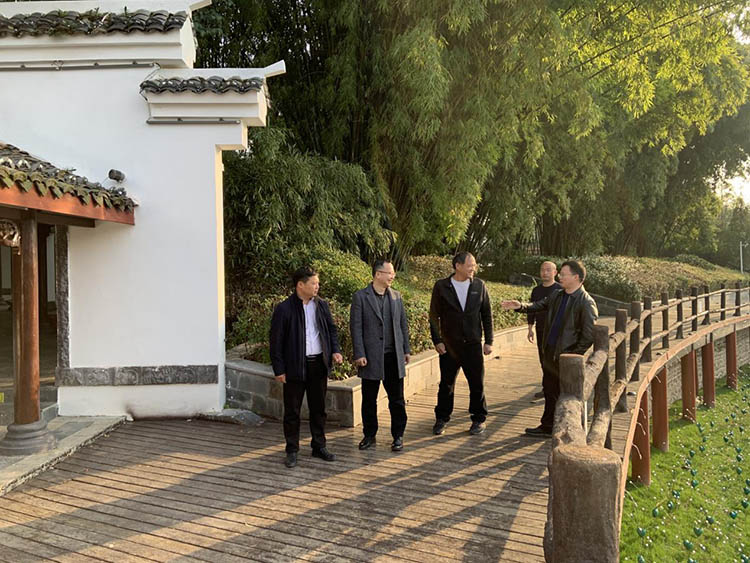 中铁信托调研组在汝城县热水镇热水村调研。中铁信托供图