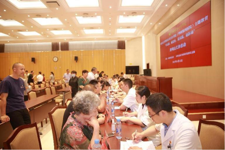 圖為義診現場。四川大學華西公共衛生學院/華西第四醫院供圖