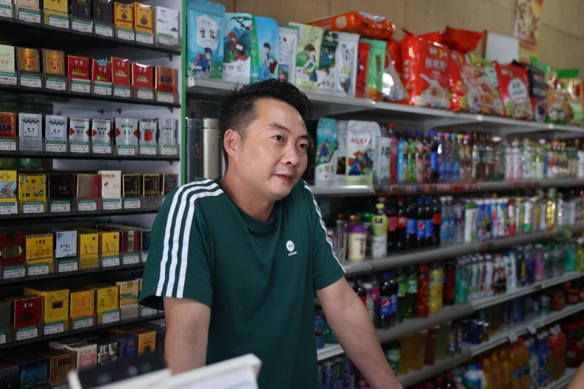 心悦副食店老板包维勇。杨千依摄