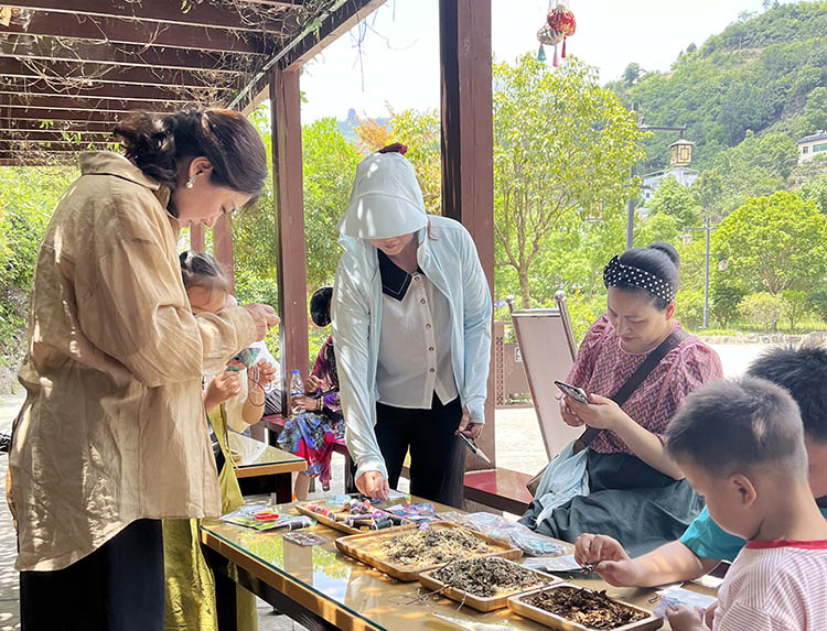 龙门阁景区推出手绣香囊送游客活动。朝天区融媒体中心供图
