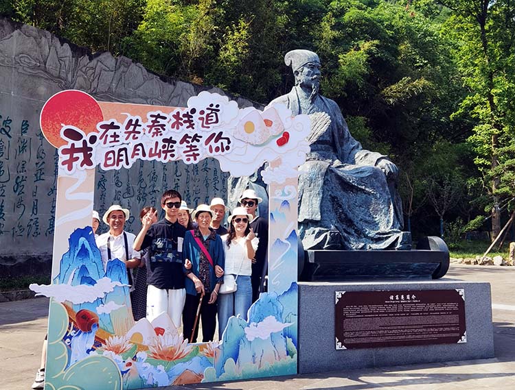 游客打卡明月峡景区。朝天区融媒体中心供图