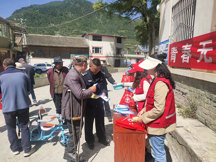 设立宣传部点，向群众发放禁毒宣传资料。松潘县委宣传部供图