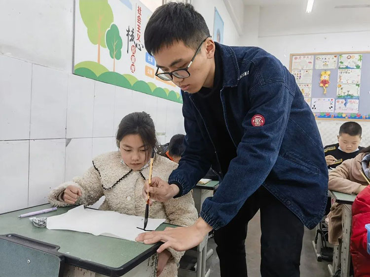 苏鲁成教学生写毛笔字。受访者供图