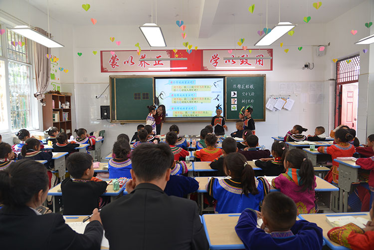 名师工作室成员刘俊在金阳县东山小学上语文课。广汉市教育局供图