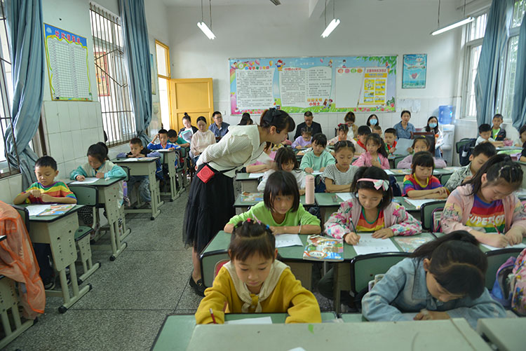 名师工作室成员幸李清到广汉金轮第一小学送《数学广角--推理》展示课。广汉市教育局供图