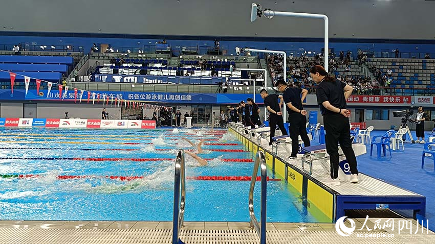 裁判员正在认真执裁。吴舒婷摄