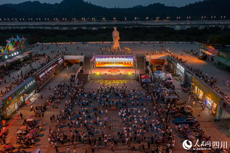 6月26日晚，眉山市彭山区“青春无毒·喜迎大运”2023年全民禁毒宣传月暨示范创建文艺汇演活动在长寿广场举行，吸引众多市民观看。翁光建摄
