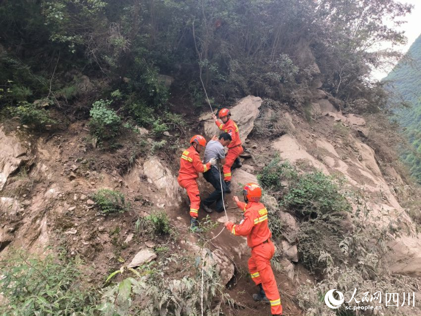 消防搭建绳索紧急转移群众。彭科摄