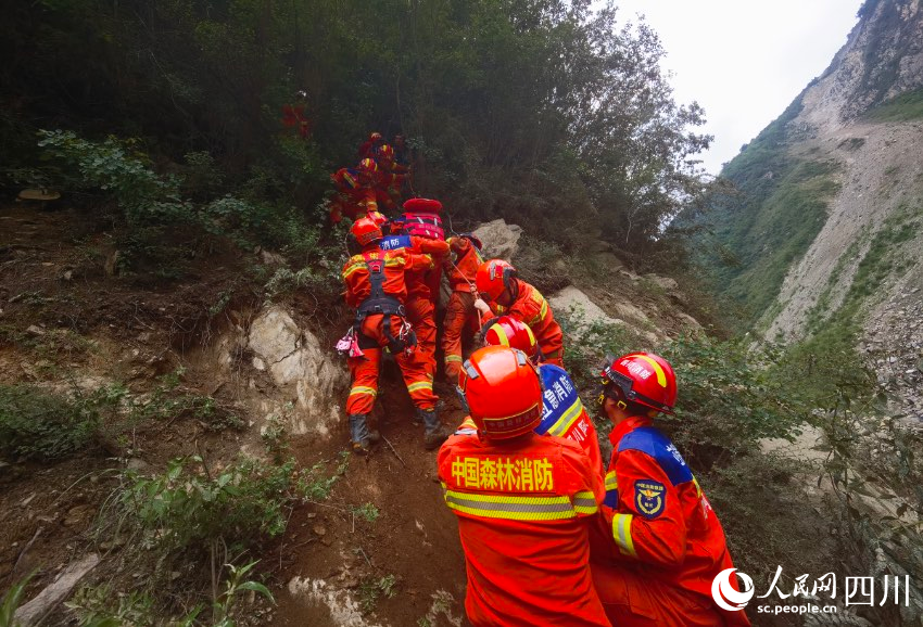 消防搭建绳索紧急转移群众。彭科摄