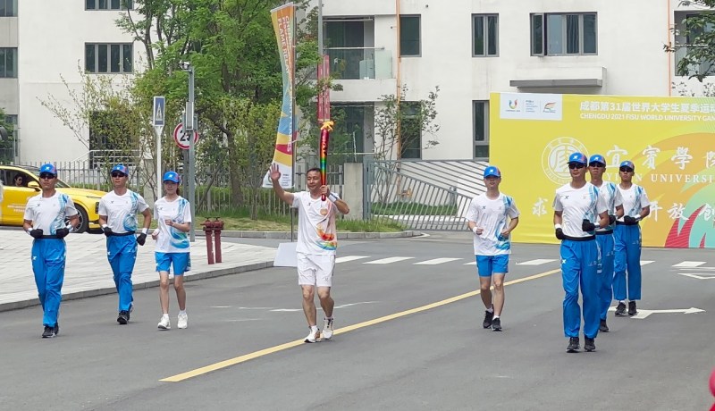 来自中国电信绵阳北川分公司的杨志勇是本次宜宾站火炬传递的第9棒。中国电信四川公司供图