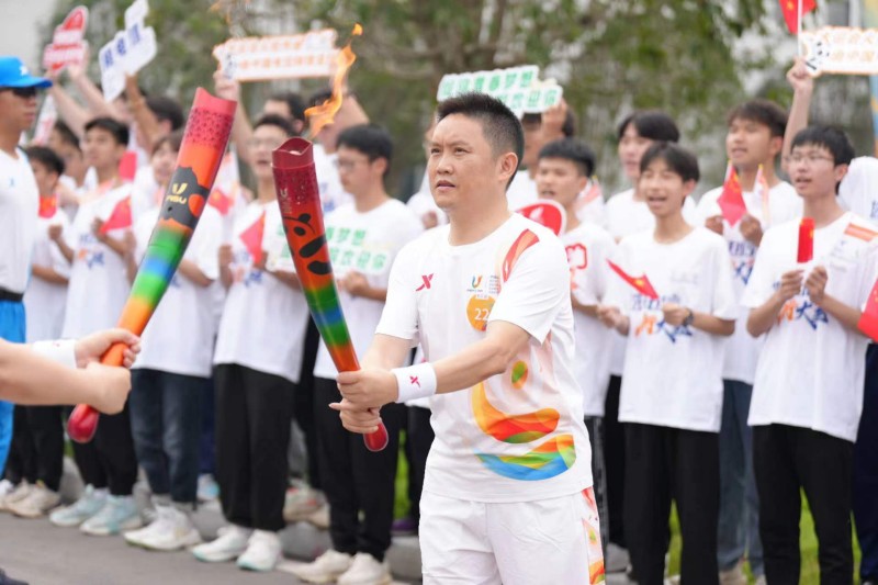 宜宾站火炬传递第22棒李焰坤。中国电信四川公司供图