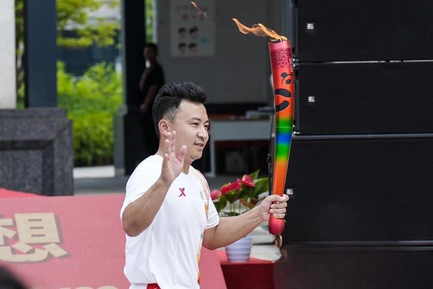 宜宾站火炬传递第一棒火炬手、体操奥运冠军冯喆。成都大运会执委会供图