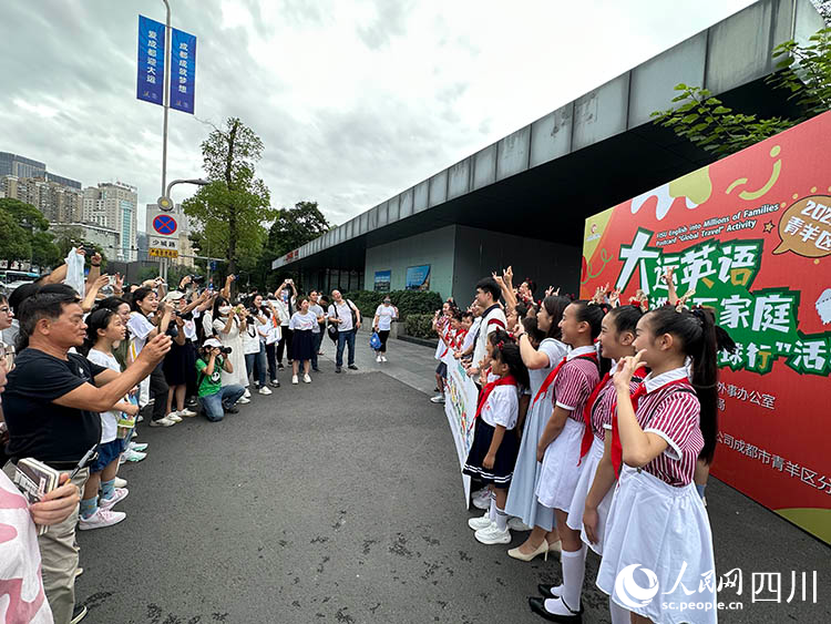 活动现场，市民游客关注拍照。人民网记者 王波摄