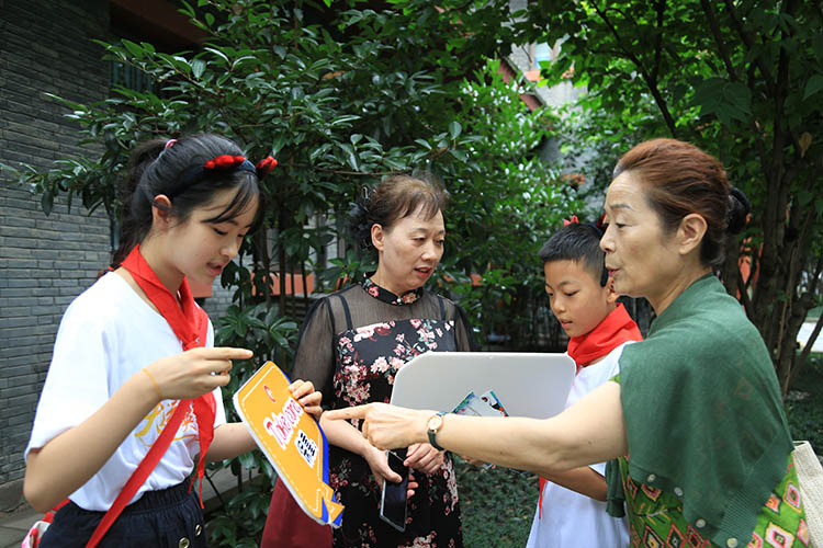 来自青羊的小学生到社区介绍日常问候用双语。青羊区教育局供图