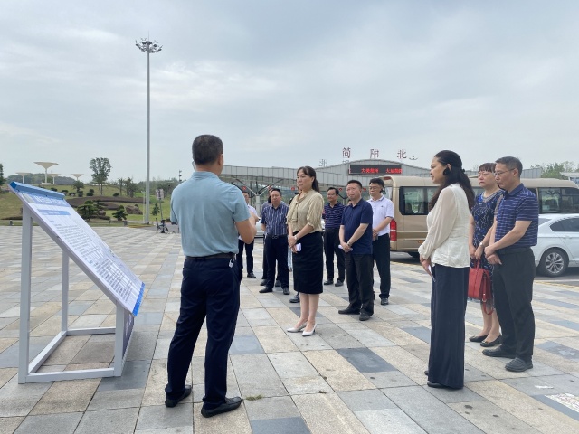 简阳市人大常委会调研组到简阳北实地调研。简阳融媒供图