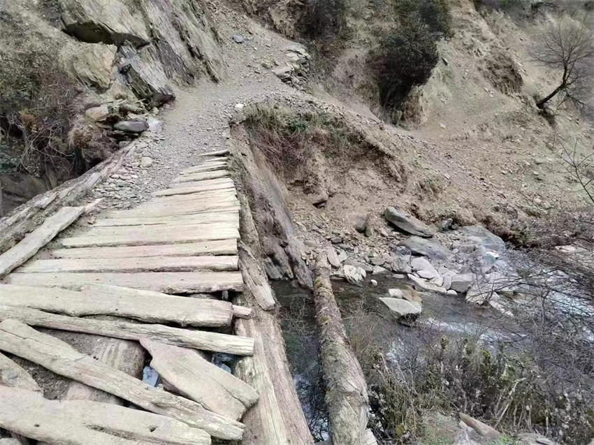 小金县达维镇石鼓村三组大伙地生产便桥修建前。小金县纪委监委供图