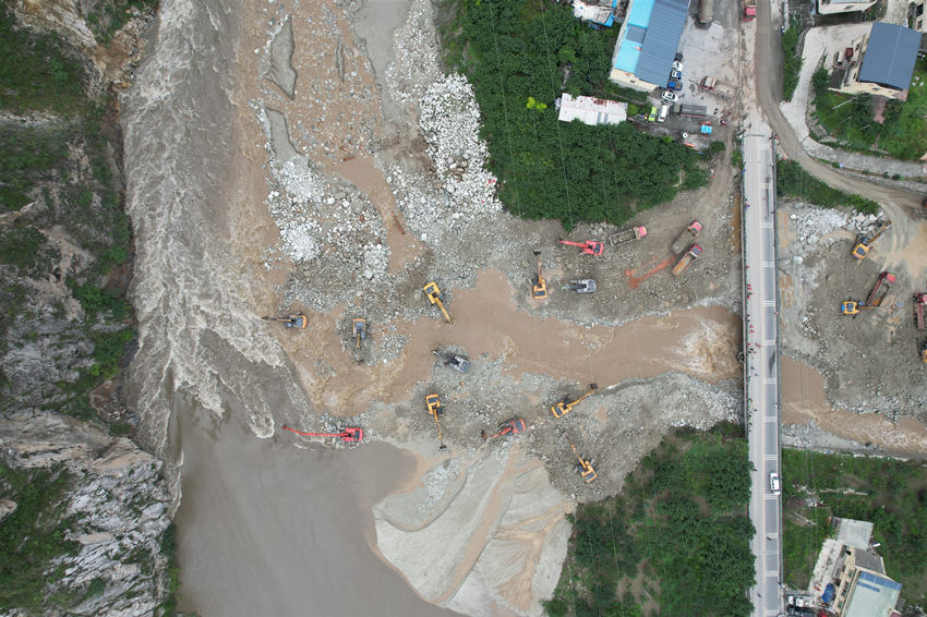 中国安能第三工程局成都救援基地在汶川排险。中国安能供图