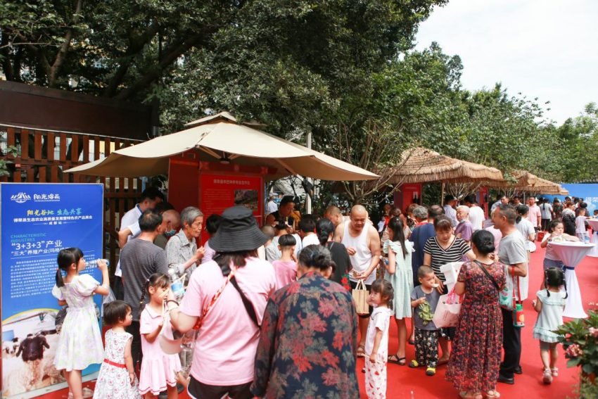 得荣县特色农产品展会现场人头攒动。得荣县委宣传部供图