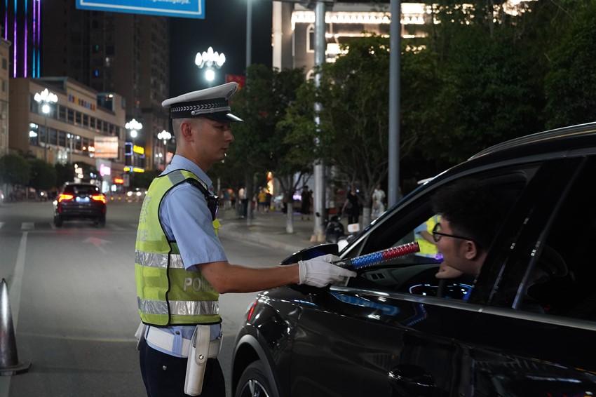 民警严查酒驾、醉驾、毒驾及涉牌涉证等交通违法行为。蓬安县公安局供图