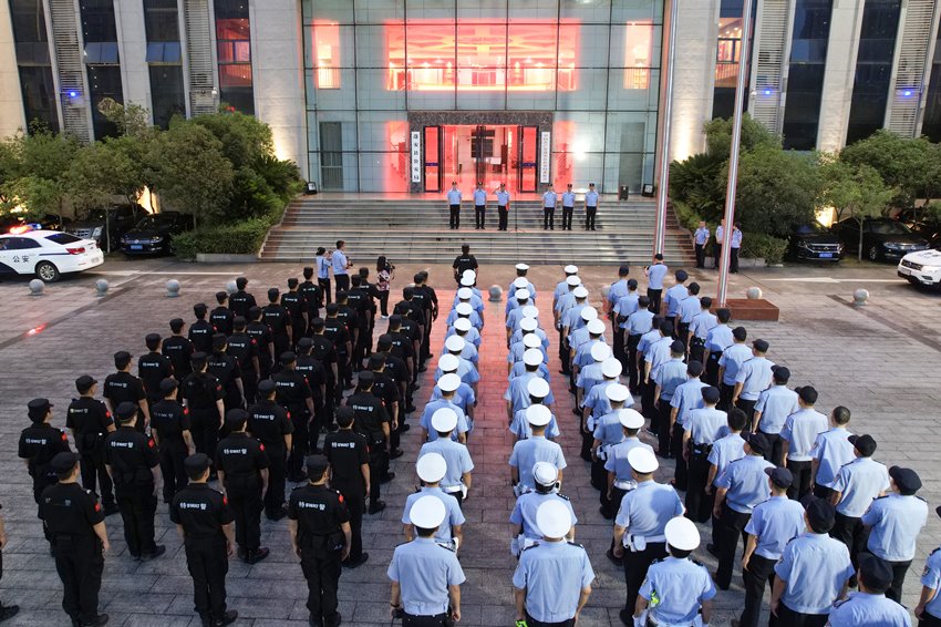蓬安县公安局开展“成都大运·坚盾筑安”第一波次集中清查行动。蓬安县公安局供图