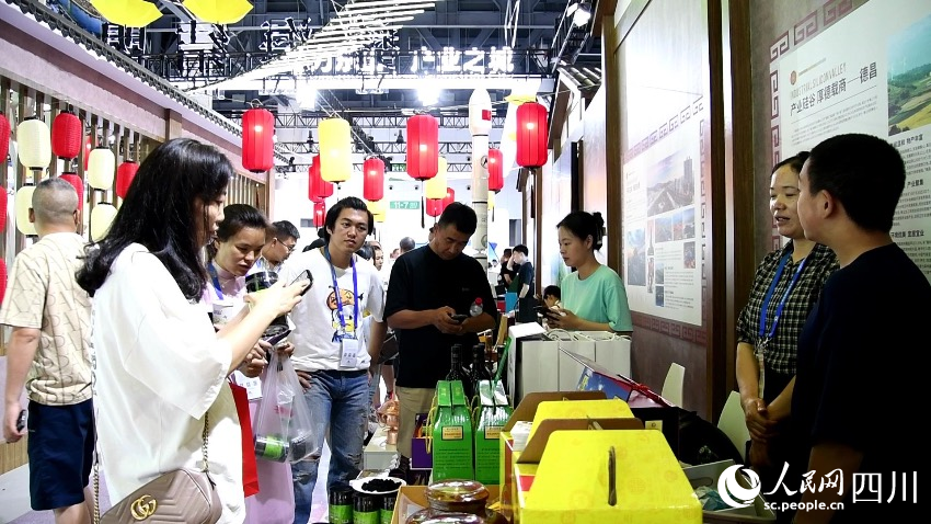 凉山馆参展展品。人民网记者 王洪江摄
