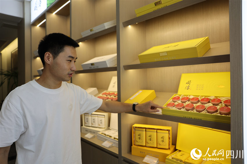 付科凯对“东坡一杯茶”如数家珍。曹瑞摄