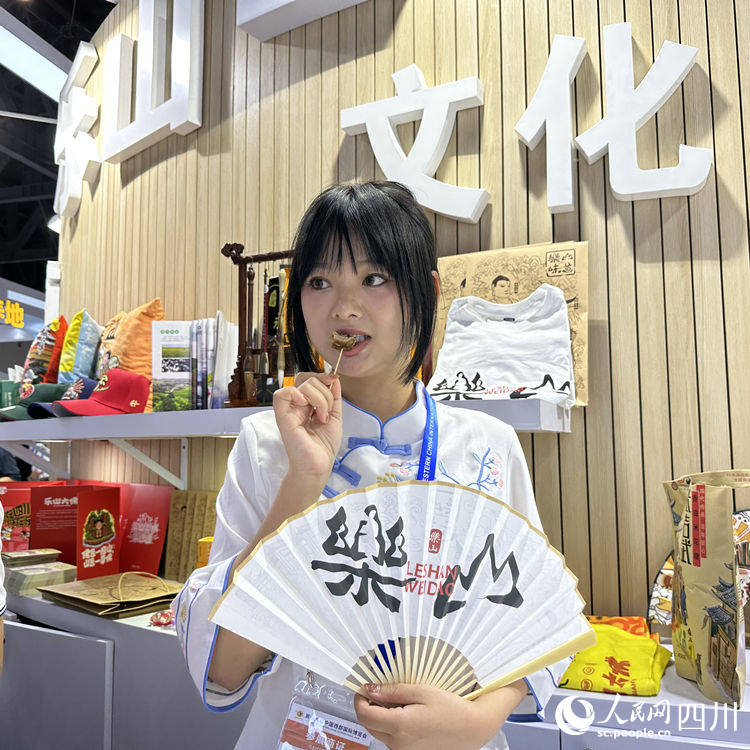 吃美食的时候不忘打卡。人民网记者 王波摄