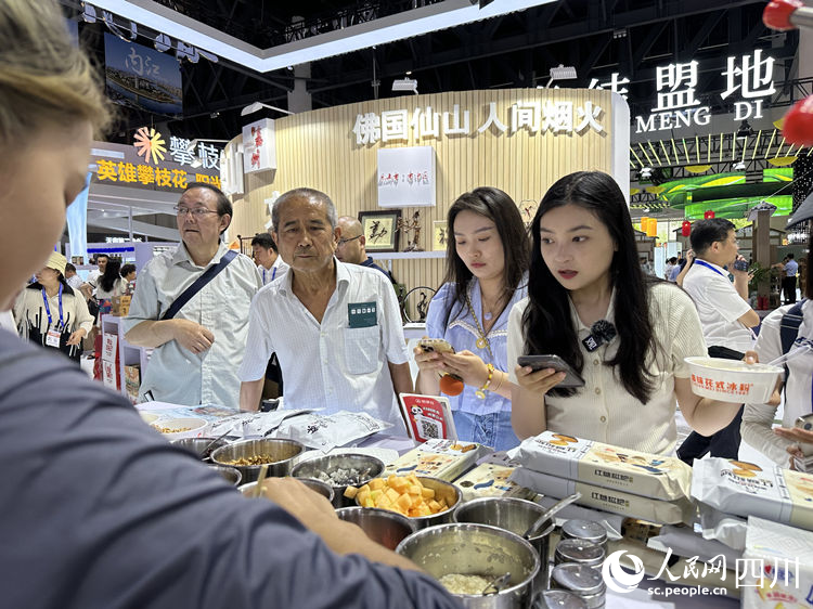 端着美食付钱。人民网记者 王波摄