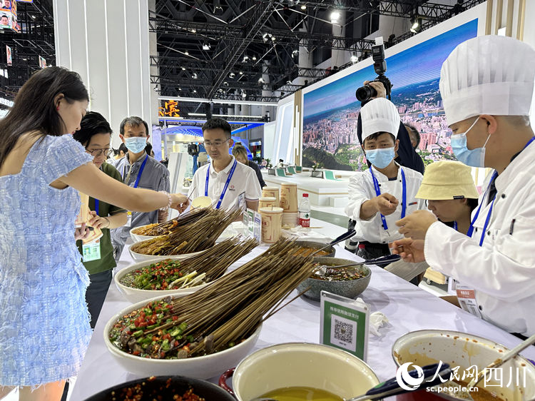 排队买钵钵鸡。人民网记者 王波摄