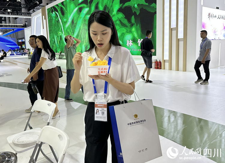 品尝甜品。人民网记者 王波摄