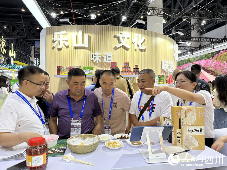 品鉴美食现场。人民网记者 王波摄