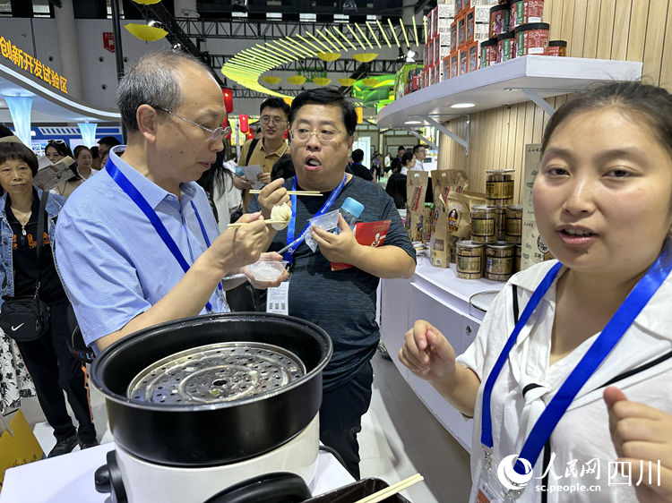 现场品尝包子。人民网记者 王波摄