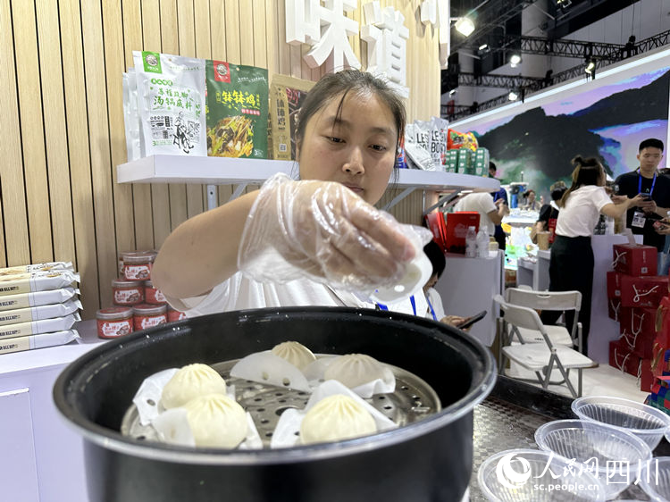 现场蒸包子。人民网记者 王波摄
