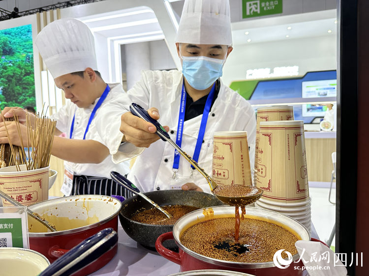 用香辣红油拌菜。人民网记者 王波摄