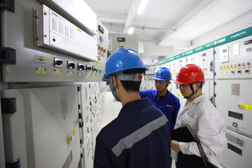 电力工人在达州市通川莲花湖110千伏输变电工程现场进行电气设备调试工作。国网四川电力供图