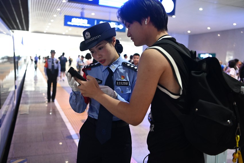 为旅客答疑解惑。成都铁路公安局西昌公安处供图