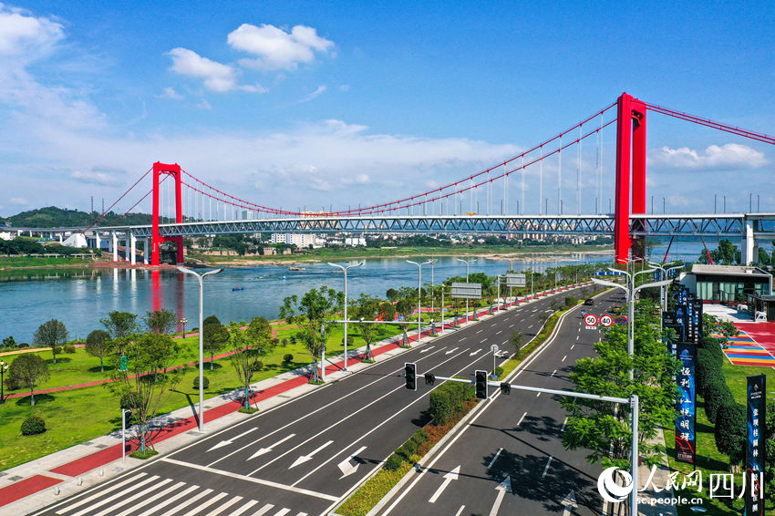 高標准建設的瀘州長江二橋和連接線工程。牟科攝