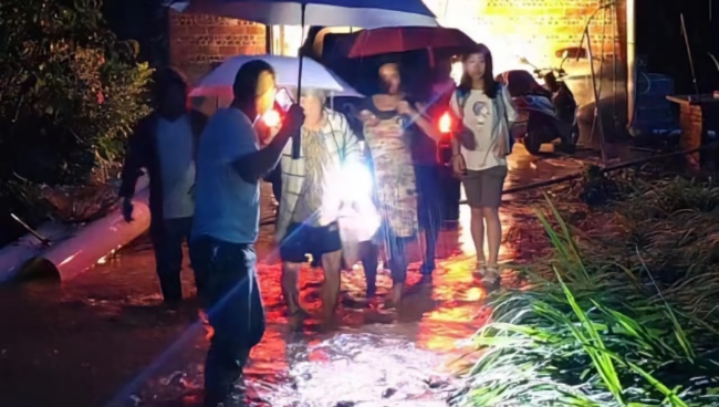 達州市宣漢縣君塘鎮轉移暴雨受困群眾。四川省應急管理廳供圖