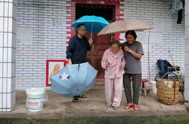 廣安市岳池縣興隆鎮禹山寺村地災點人員組織轉移。四川省應急管理廳供圖