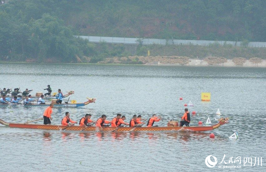 龍舟隊沖向終點。陳芳斌攝