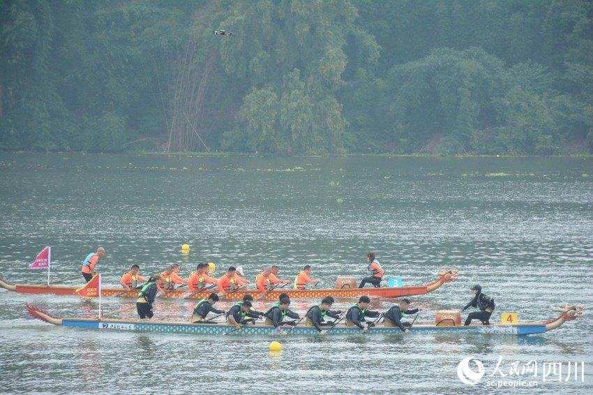 龍舟隊選手們揮臂奮力劃槳。陳芳斌攝